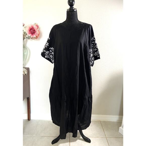 BloomChic NWT Black Embroidered Maxi Dress Plus 22-24 White Floral Sleeve Boho - Picture 1 of 4